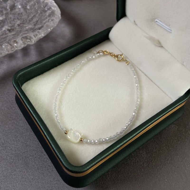 Carmiora 14K vergoldetes schwarzes Spinell-weißes Kristall-Heilarmband mit süßer Katze aus Tridacna-Stein