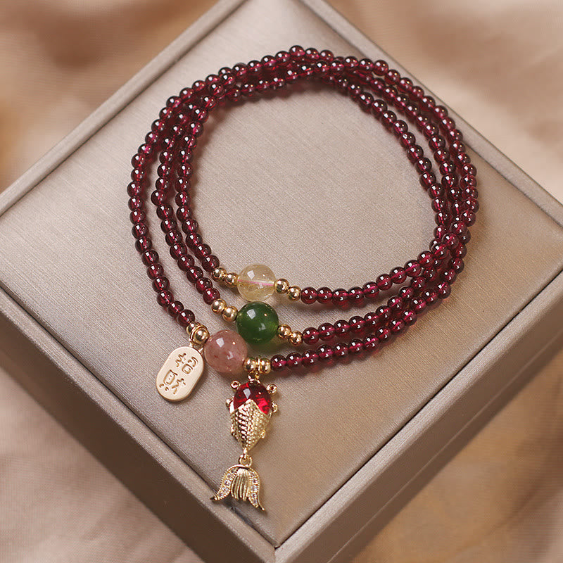 Carmiora Natürlicher Granat-Erdbeerquarz-Kristall, Fuchs-Koi-Fisch, Friedensschnalle, Glücksschutz, dreifach gewickeltes Armband