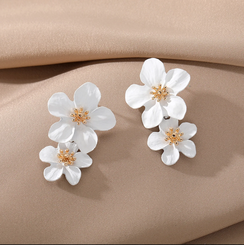 Chavri - Floral Elegant Weiße Ohrringe