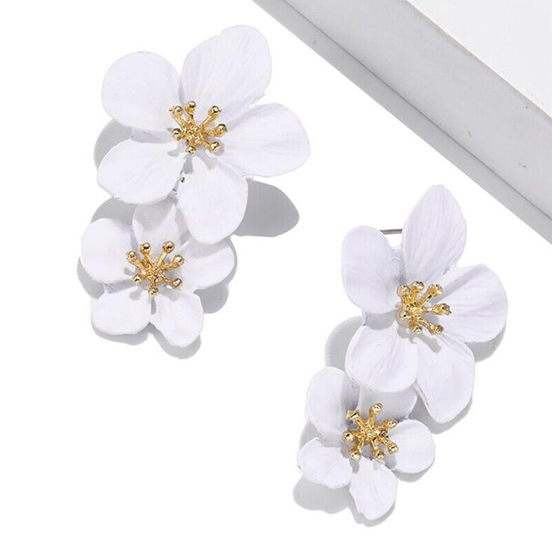 Carmiora - Floral Elegant Weiße Ohrringe