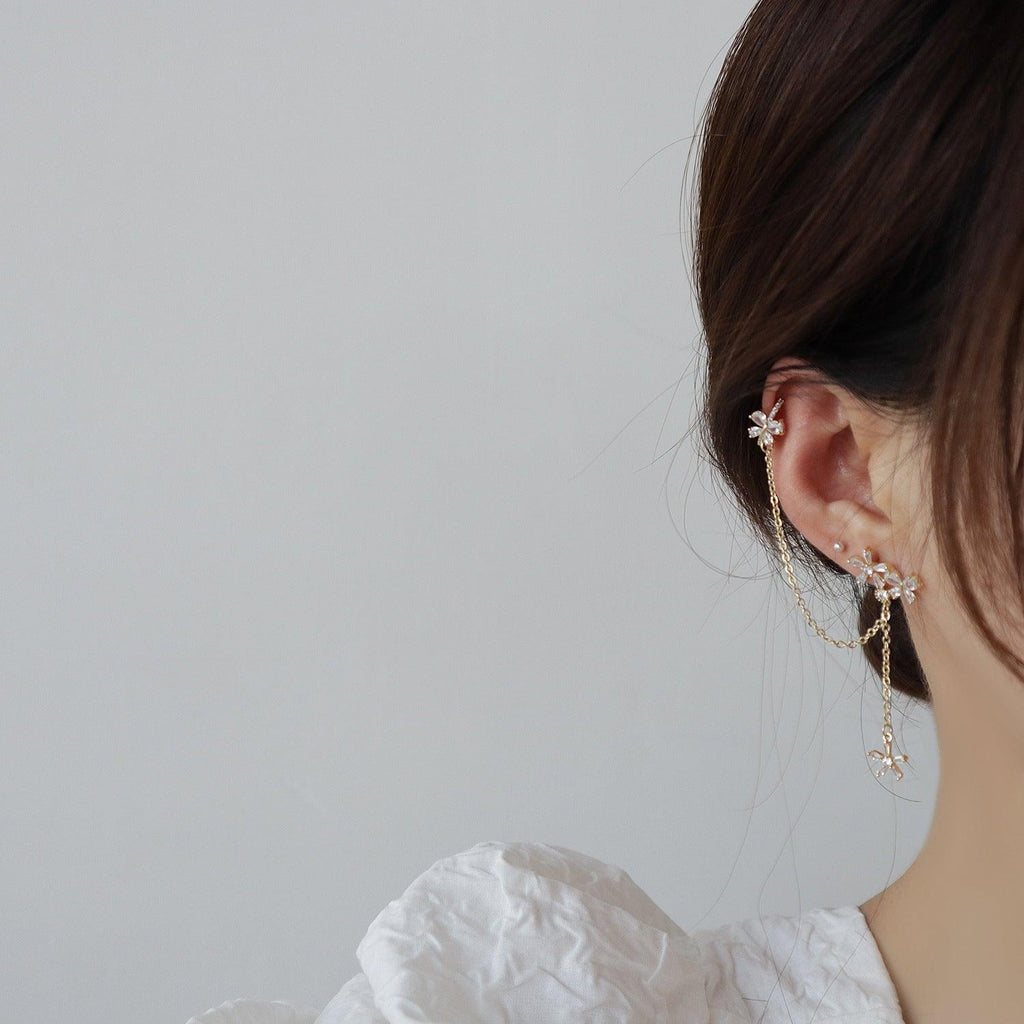 Ohrklemme mit Blumen- und Schmetterlingsmotiv