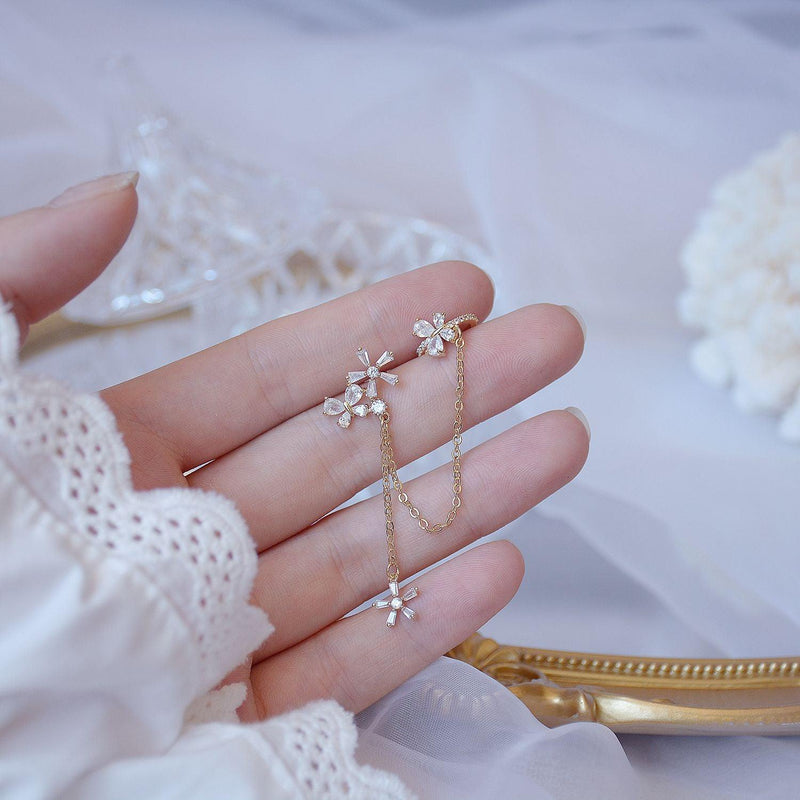 Ohrklemme mit Blumen- und Schmetterlingsmotiv