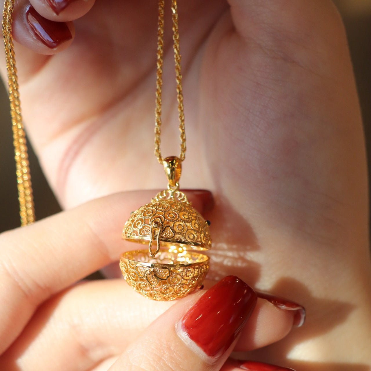 Medaillon-Halskette mit Blumenkugel (massives Silber)