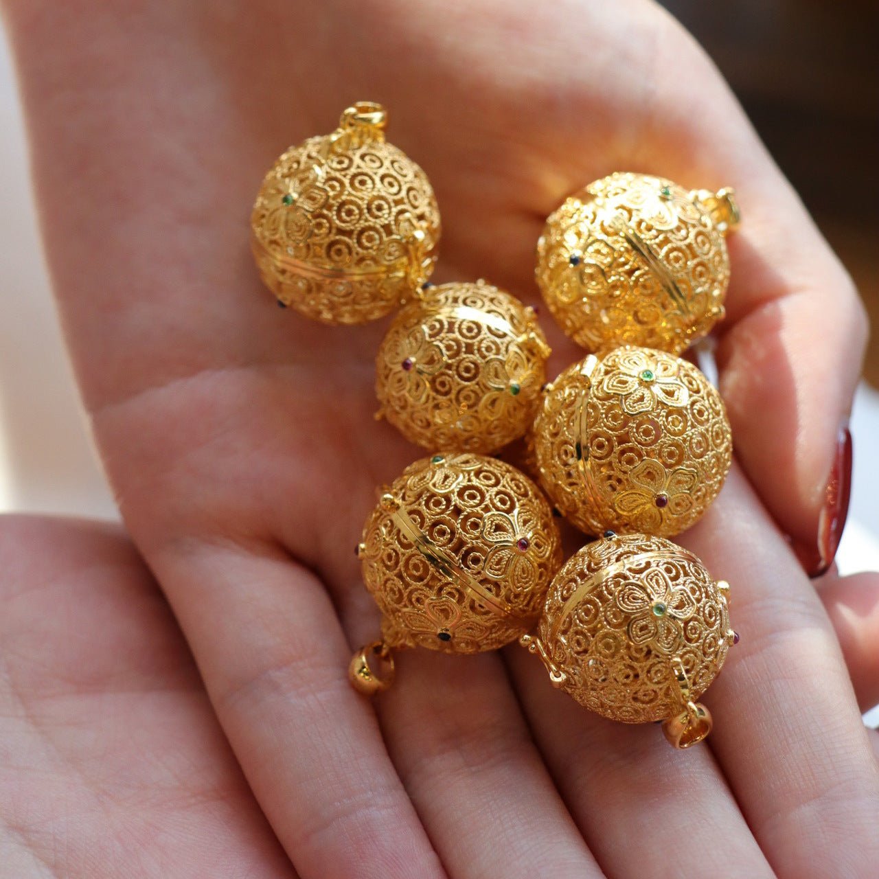 Medaillon-Halskette mit Blumenkugel (massives Silber)