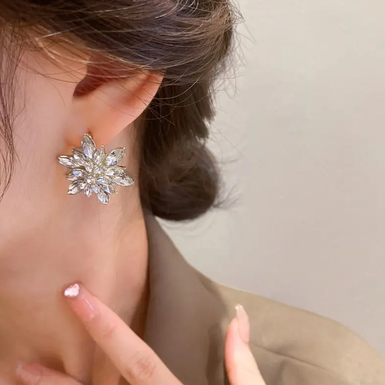 Chavri - Schimmernde florale Ohrstecker