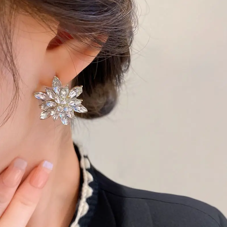 Chavri - Schimmernde florale Ohrstecker