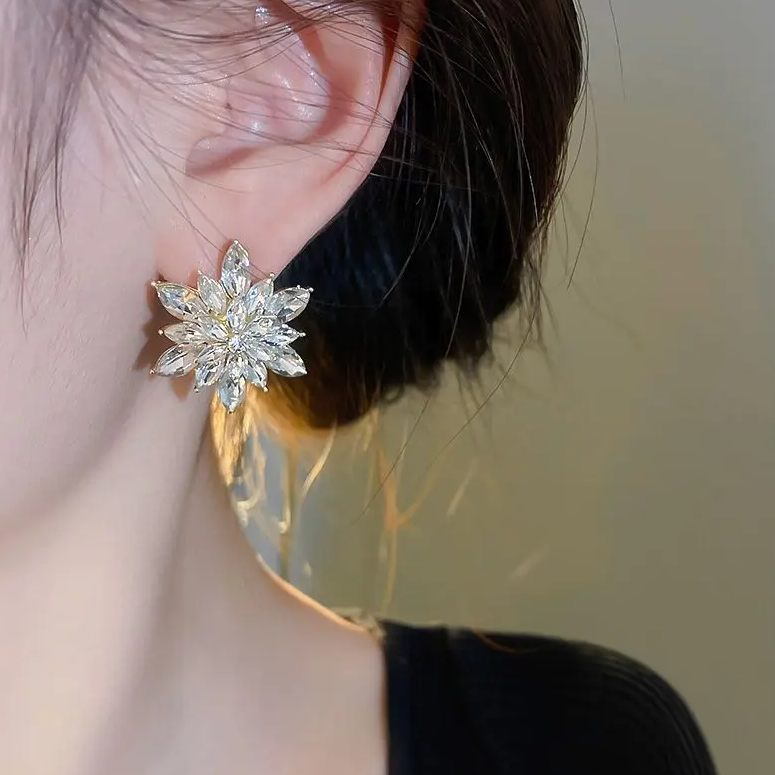 Chavri - Schimmernde florale Ohrstecker