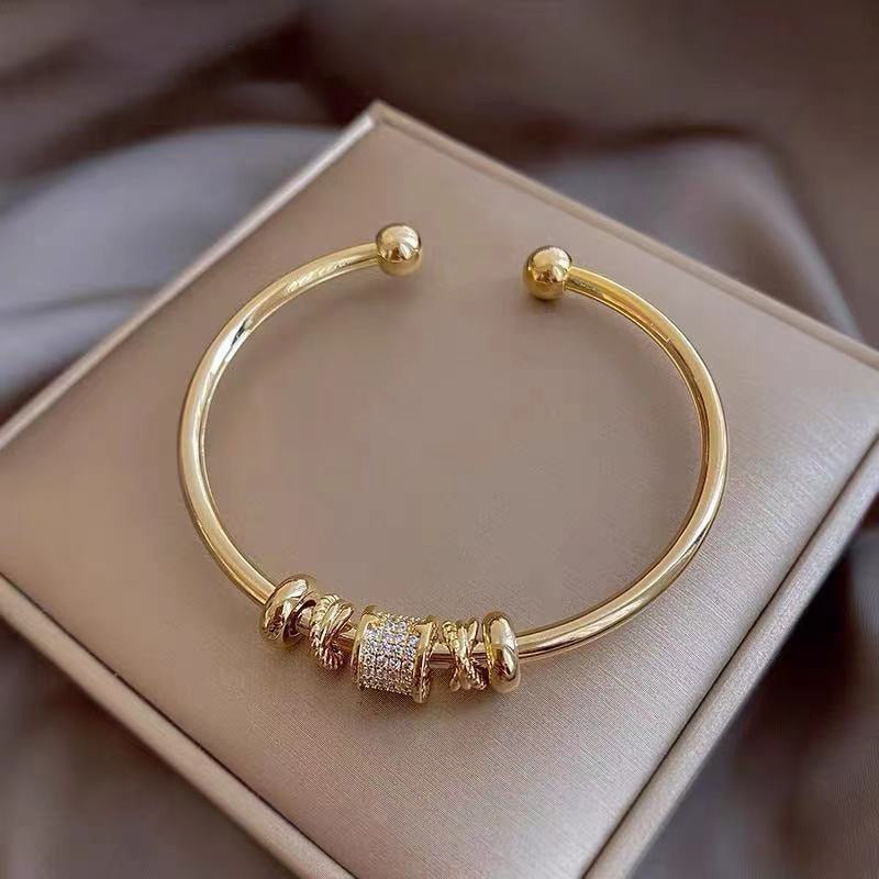 Eleganter Armreif mit Strass-Anhängern