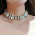 Luxuriöse Chokerhalsketten mit geometrischem Iced Out-Strass