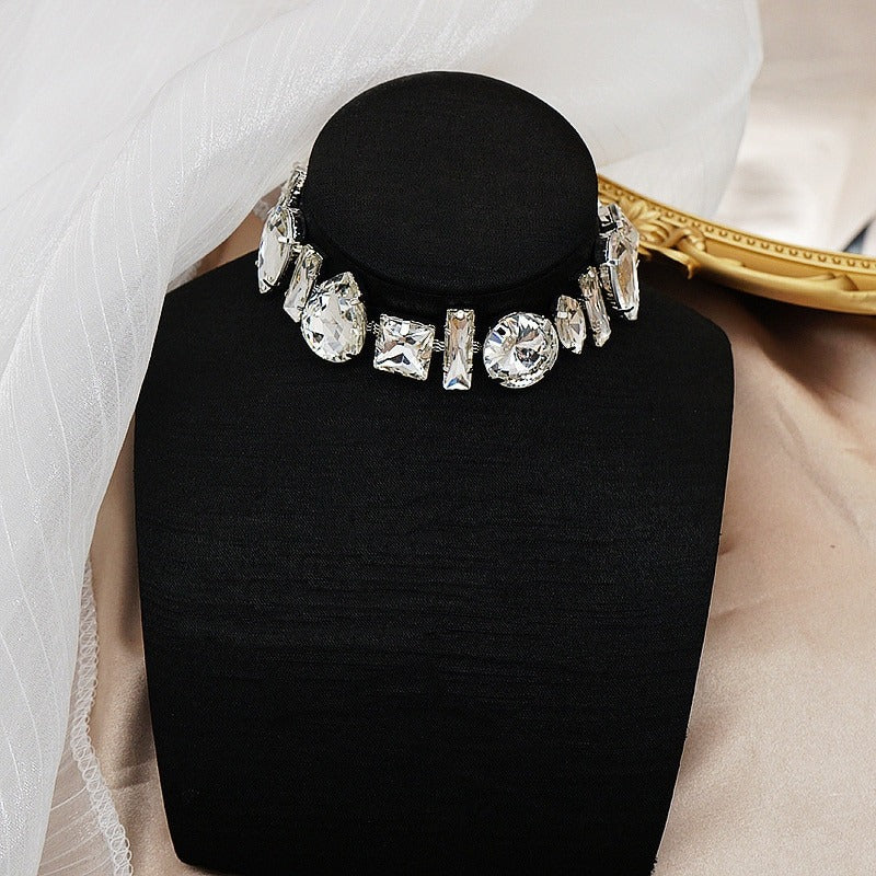 Luxuriöse Chokerhalsketten mit geometrischem Iced Out-Strass