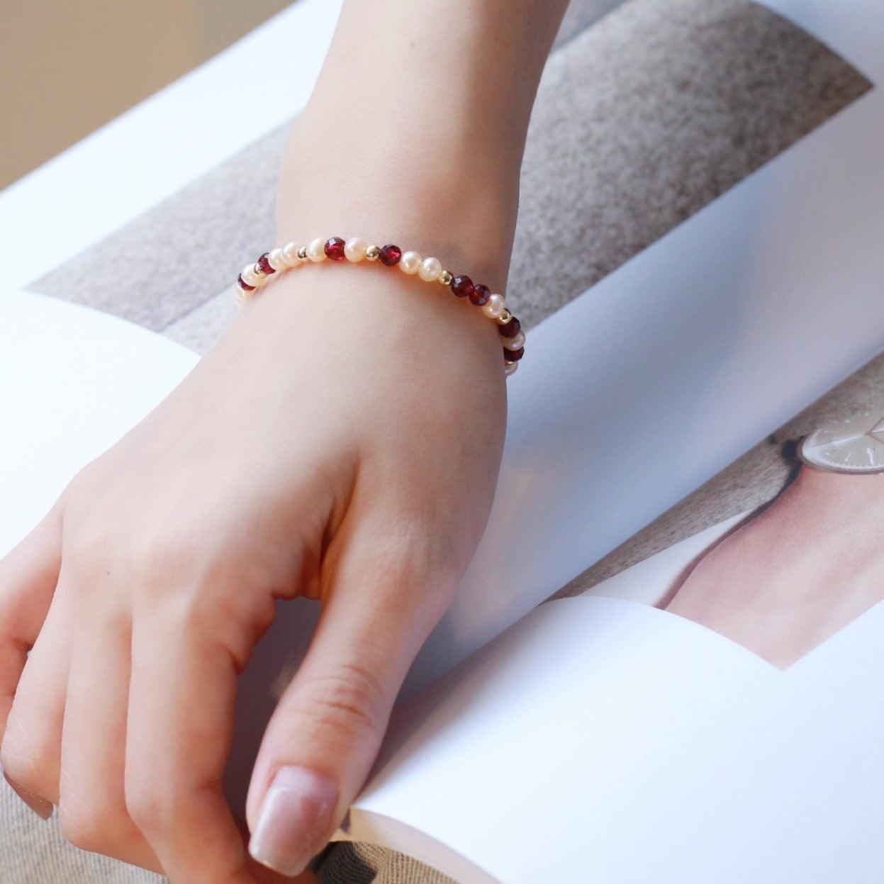 Granat- und Perlenarmband (massives Silber)