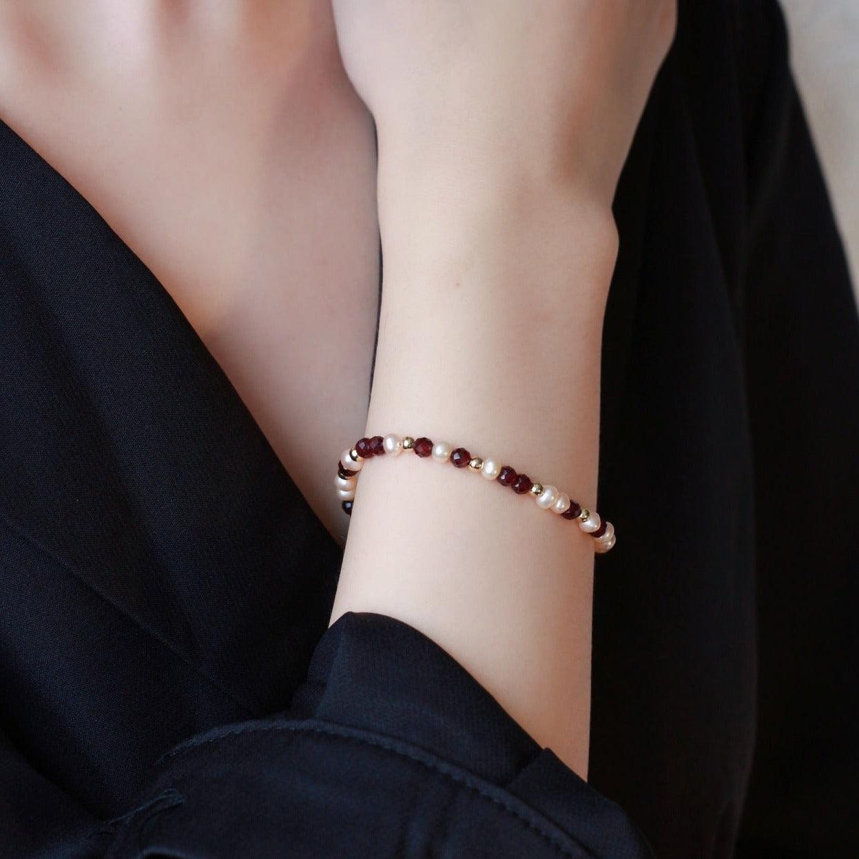 Granat- und Perlenarmband (massives Silber)