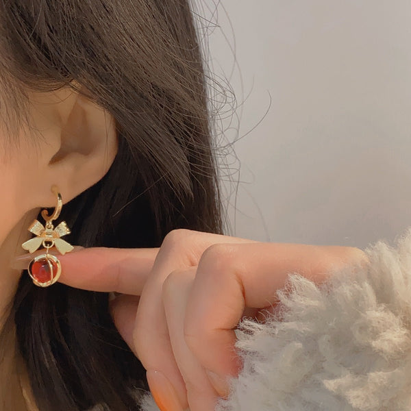 Goldene Ohrringe mit Schleife