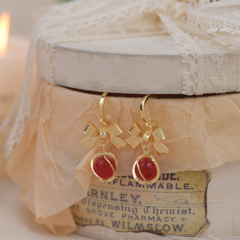 Goldene Ohrringe mit Schleife