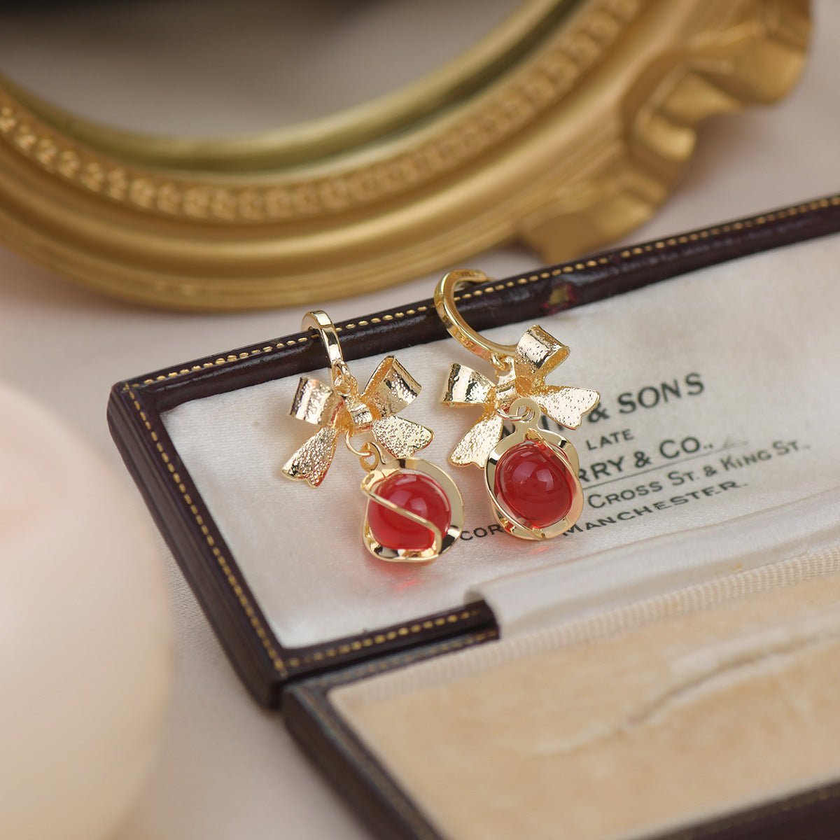 Goldene Ohrringe mit Schleife