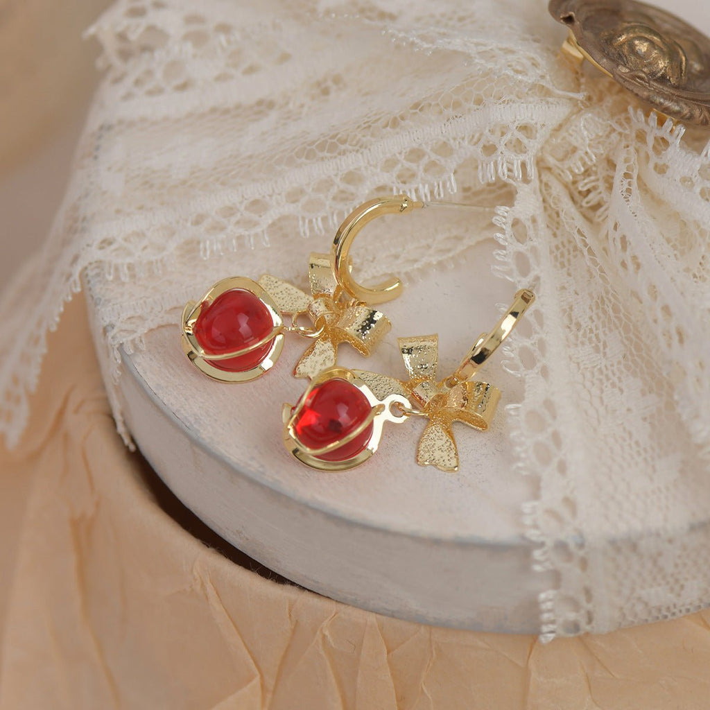 Goldene Ohrringe mit Schleife