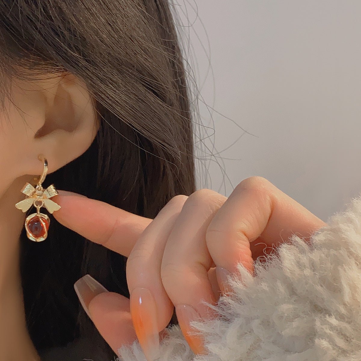 Goldene Ohrringe mit Schleife