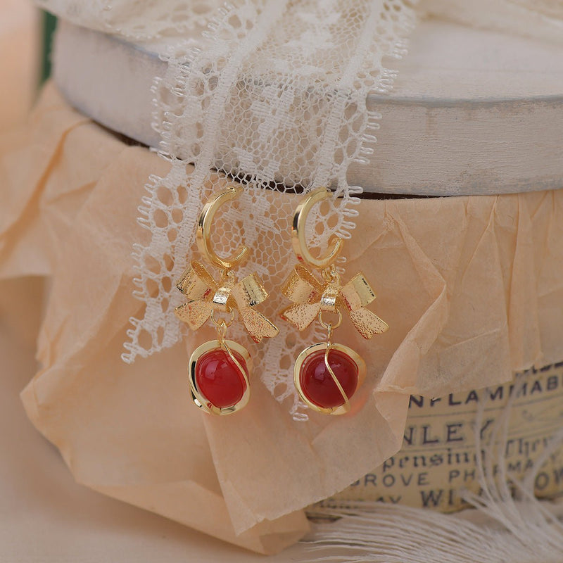 Goldene Ohrringe mit Schleife