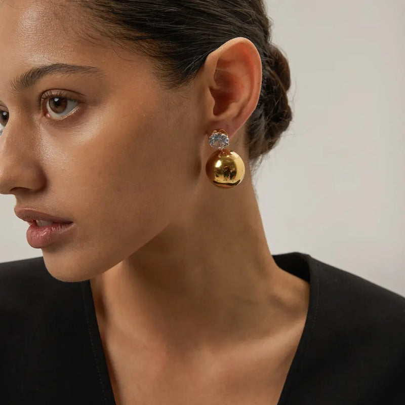 Ohrhänger mit goldenen Zirkonia-Kugeln