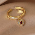 Goldener Ring mit Herzanhänger