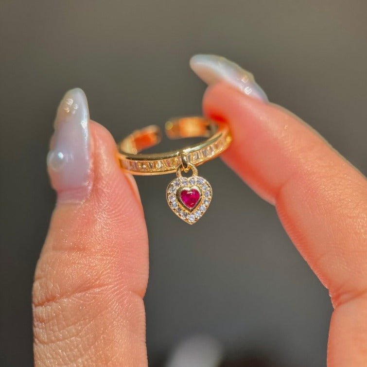 Goldener Ring mit Herzanhänger