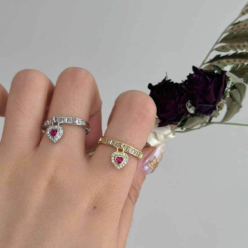 Goldener Ring mit Herzanhänger