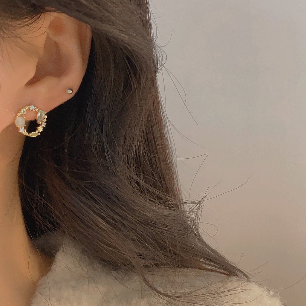 Ohrstecker mit grünen Edelsteinen