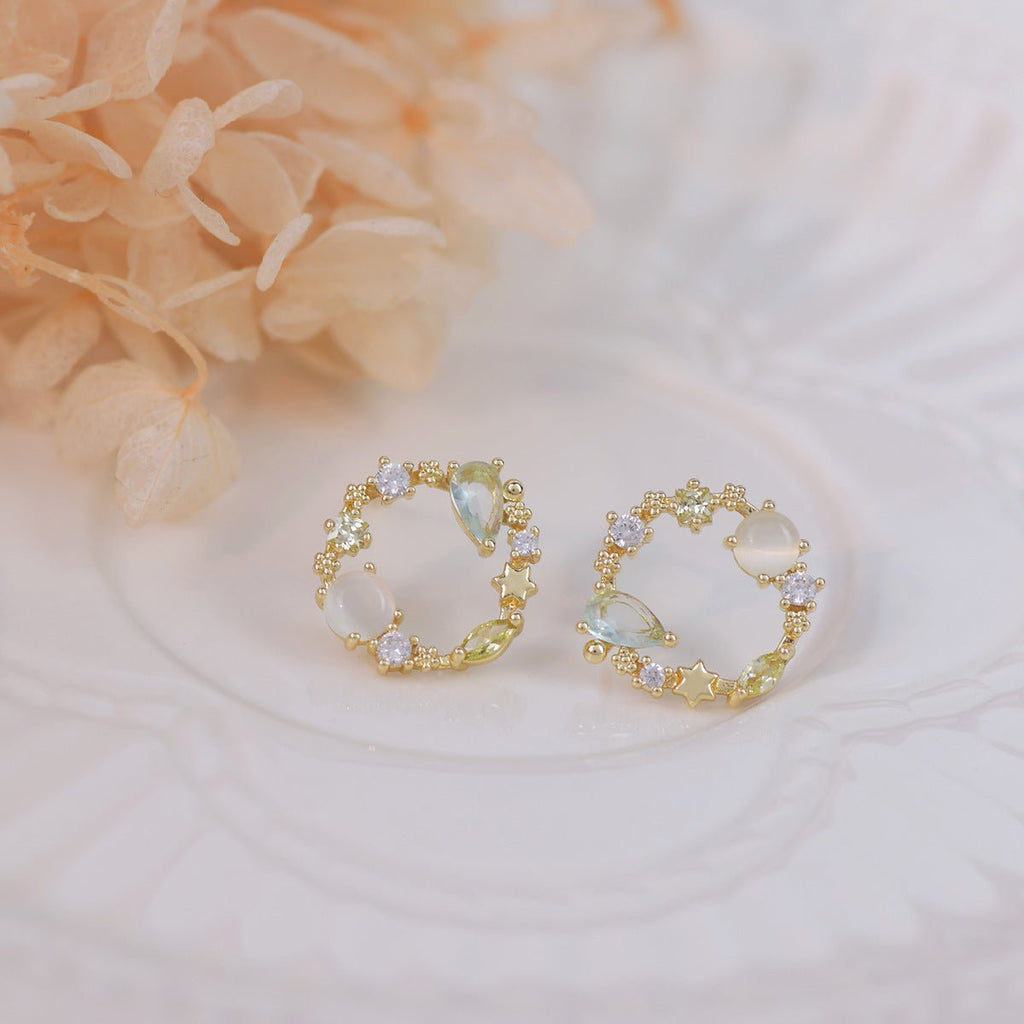 Ohrstecker mit grünen Edelsteinen