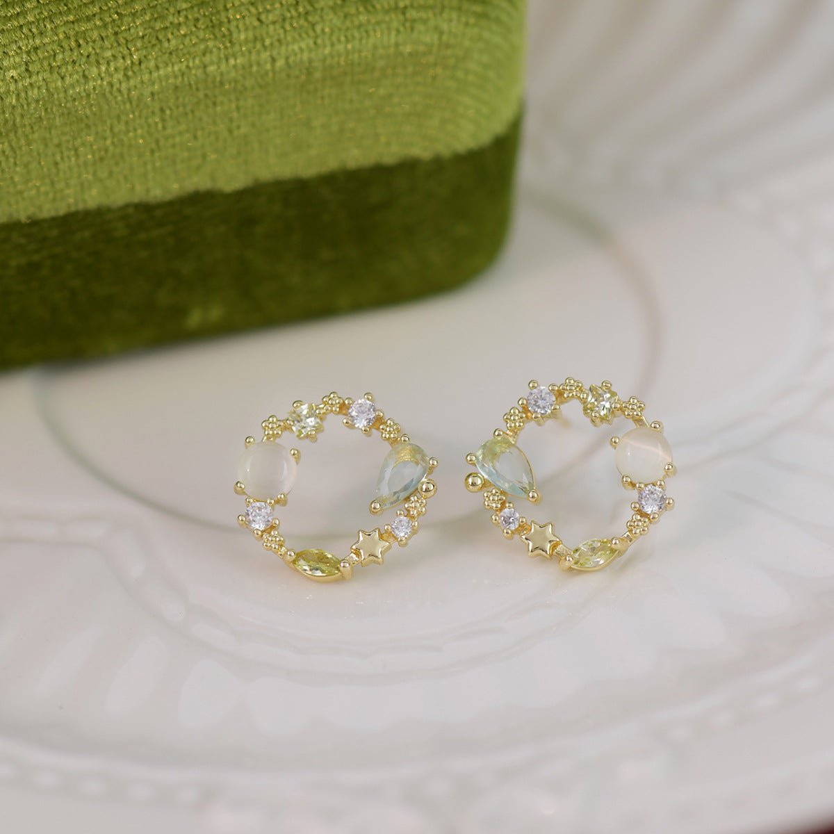 Ohrstecker mit grünen Edelsteinen