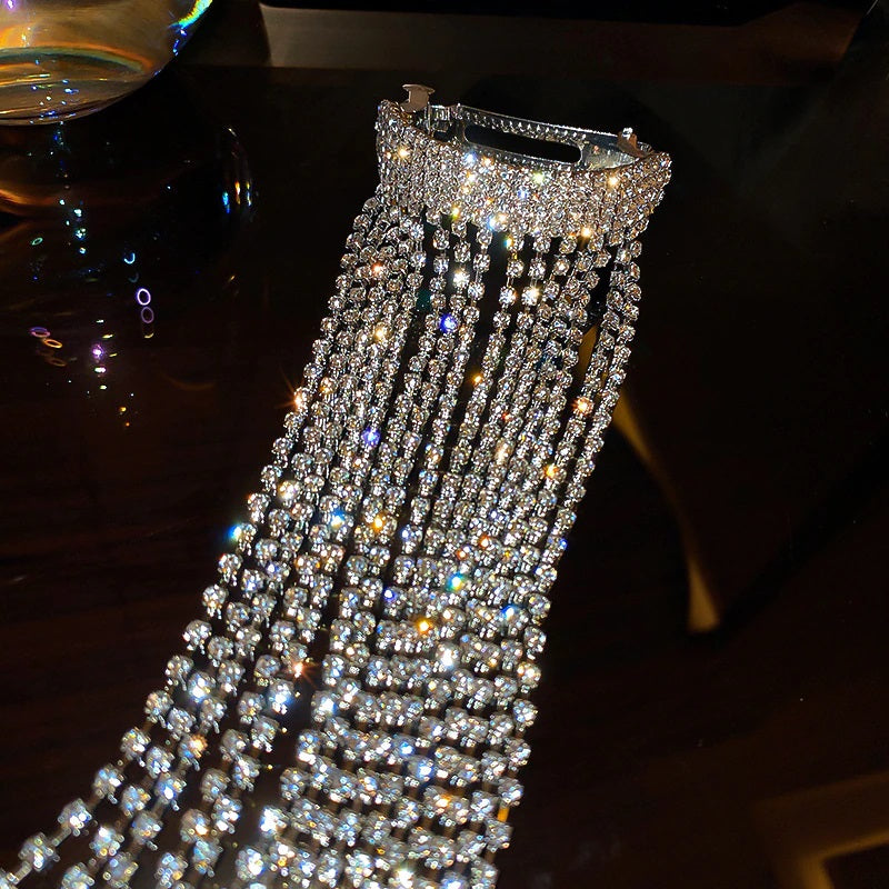 Funkelnde, mehrsträngige Haarspange mit Schmucksteinen und Quastenkette