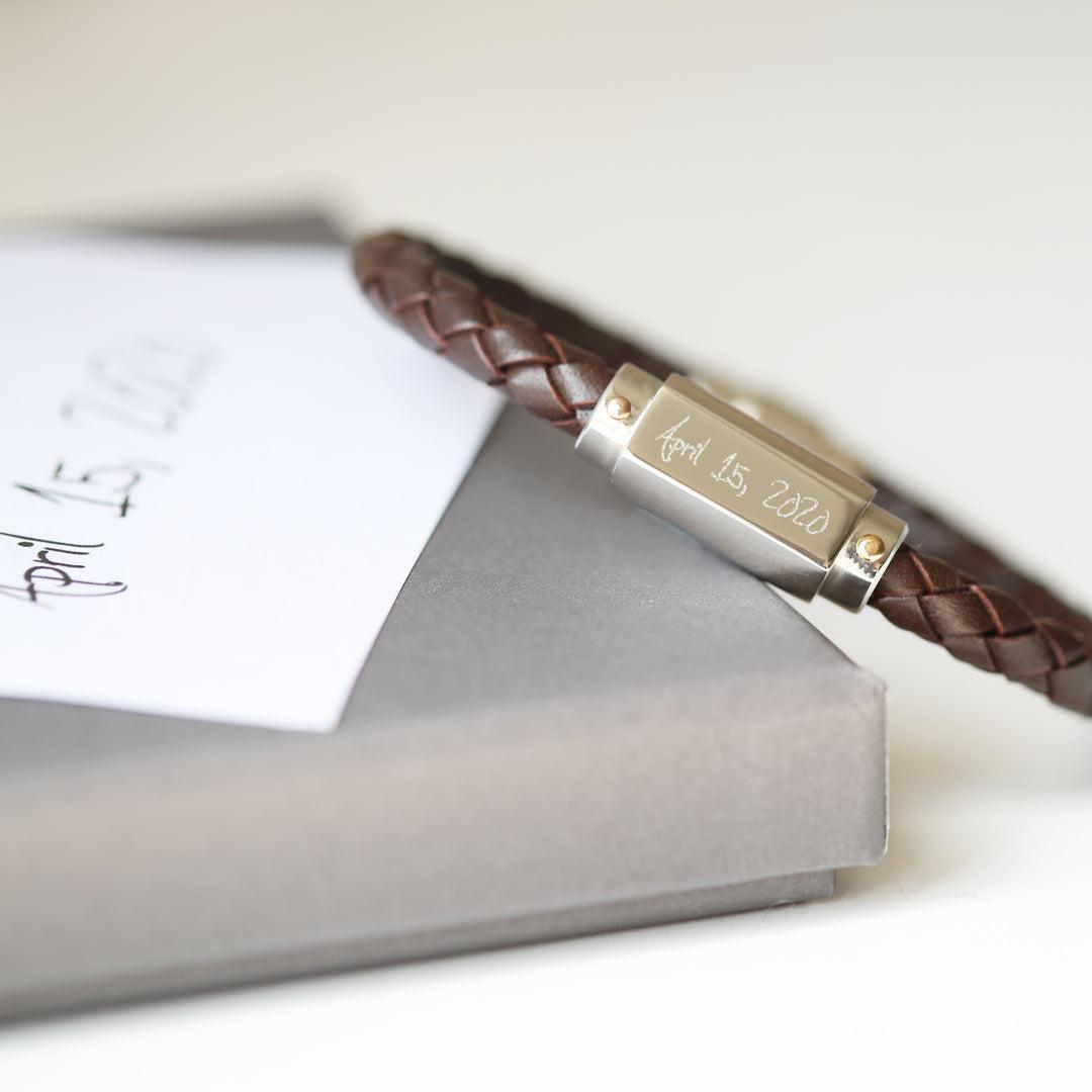 Gedrehtes Lederarmband mit handschriftlicher Gravur