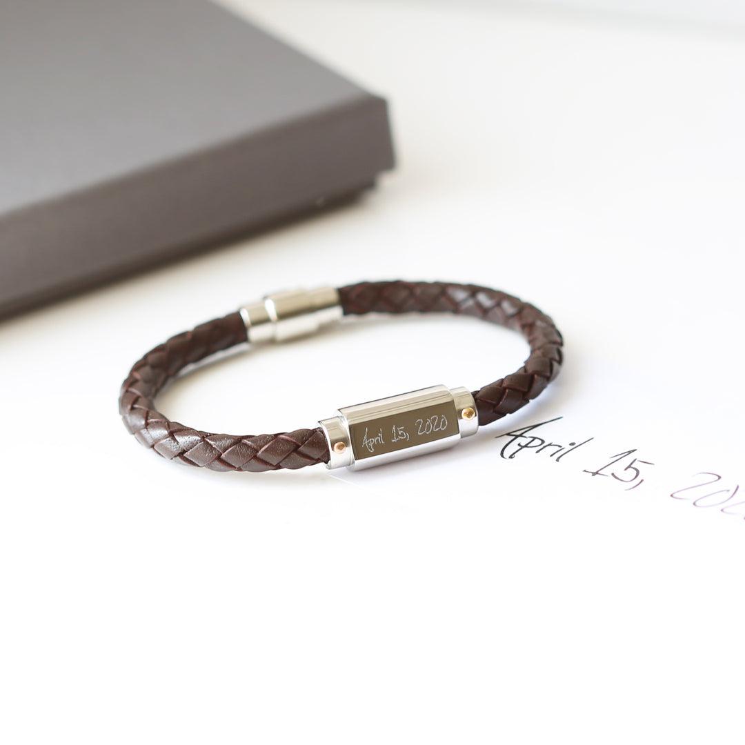 Gedrehtes Lederarmband mit handschriftlicher Gravur