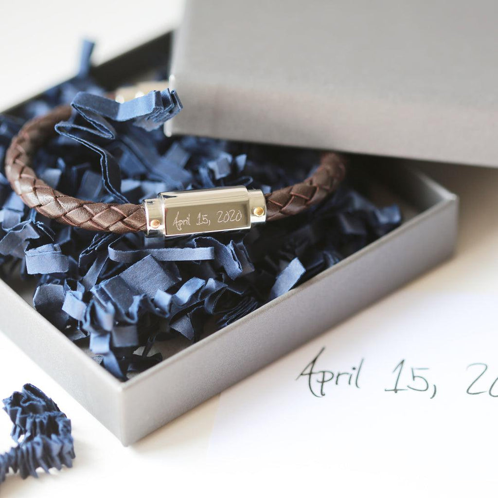 Gedrehtes Lederarmband mit handschriftlicher Gravur