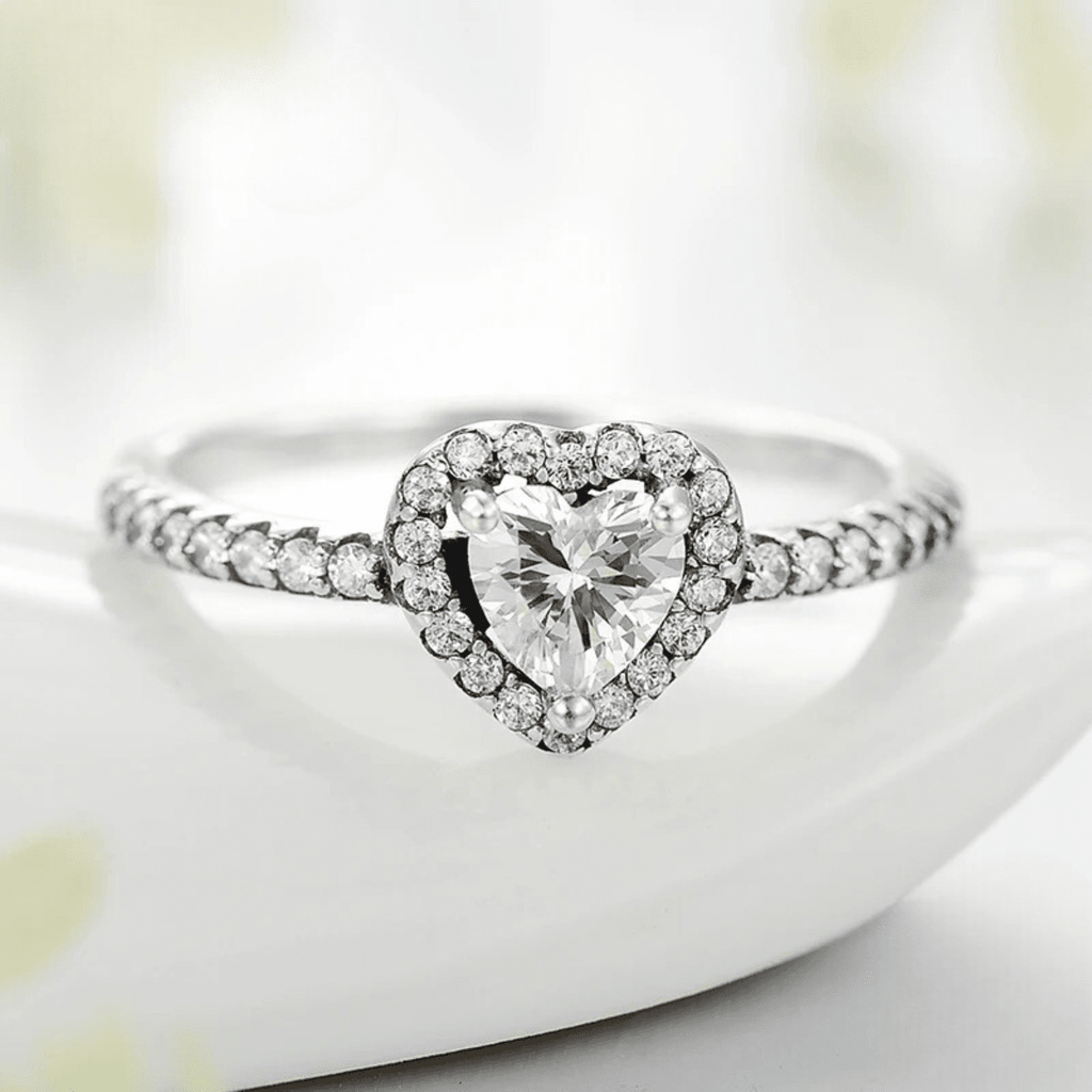 Funkelnder Solitärring mit Herz-Halo-Motiv