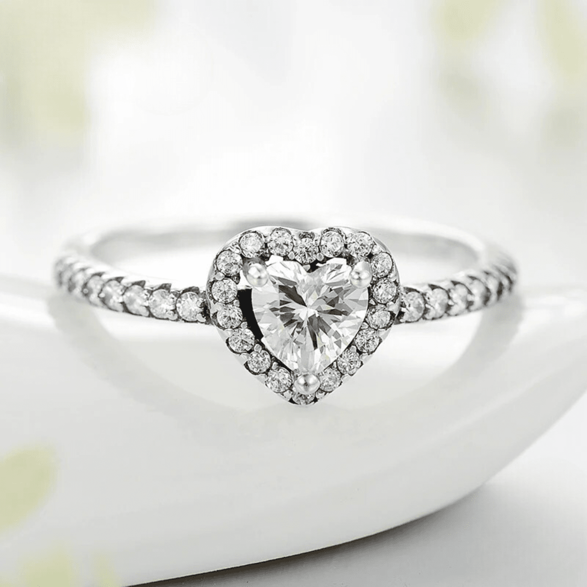 Funkelnder Solitärring mit Herz-Halo-Motiv