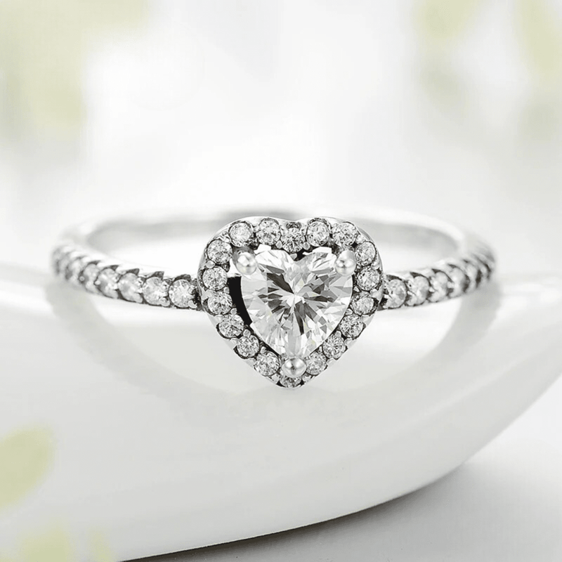 Funkelnder Solitärring mit Herz-Halo-Motiv