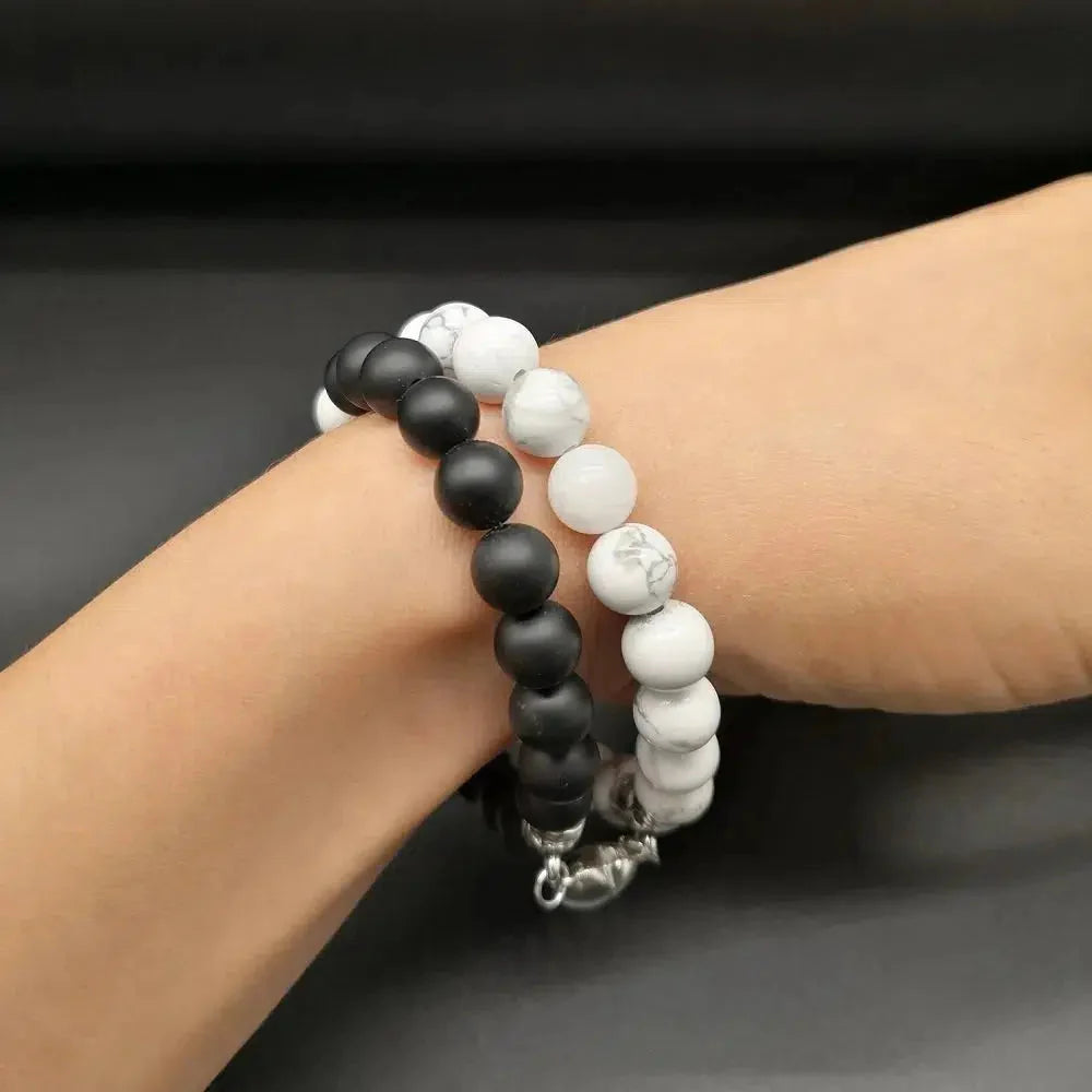 Magnetische Paararmbänder aus Howlith und mattschwarzem Achat