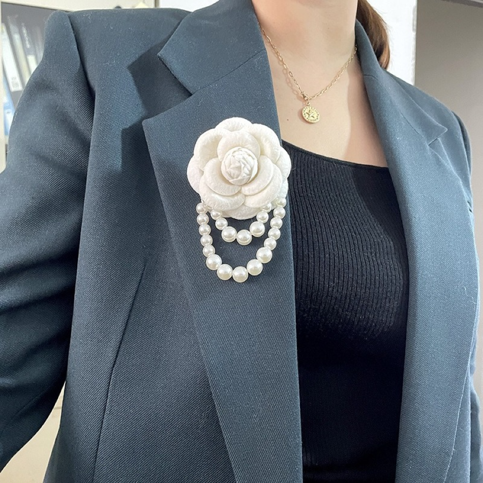 Klassische Kamelien-Blumenbroschen für Mäntel und Blazer