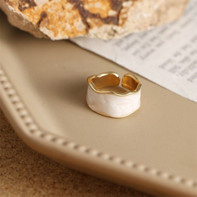 Mehrfarbige Emaille-Ringe im Vintage-Stil mit geometrischem Wellenmuster und dickem Band