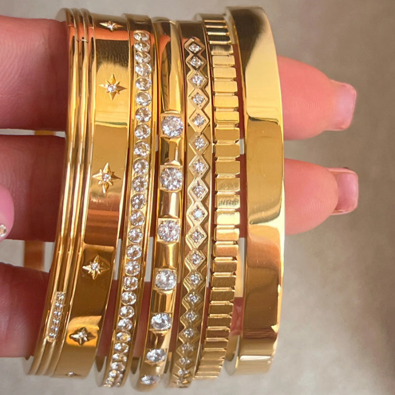 Stapelbare Armreifen mit Strasssteinen