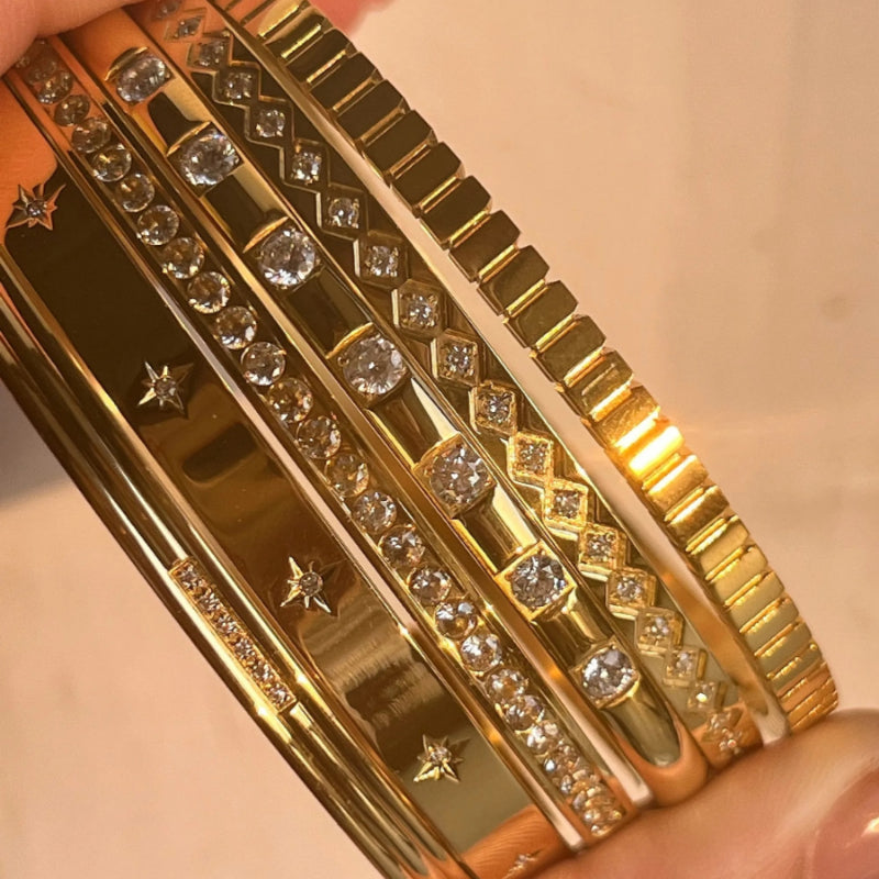 Stapelbare Armreifen mit Strasssteinen