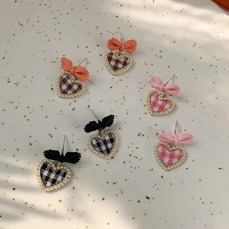 Ohrstecker in Herzform mit Schleife und Karomuster