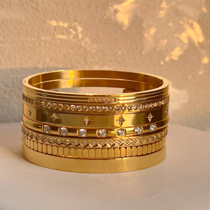 Stapelbare Armreifen mit Strasssteinen