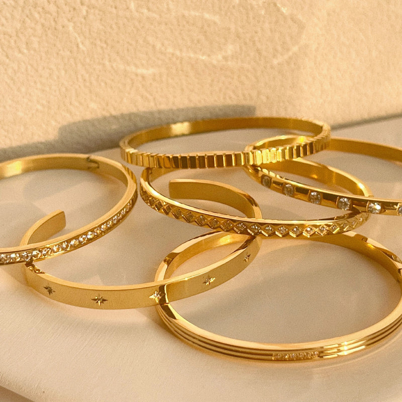 Stapelbare Armreifen mit Strasssteinen