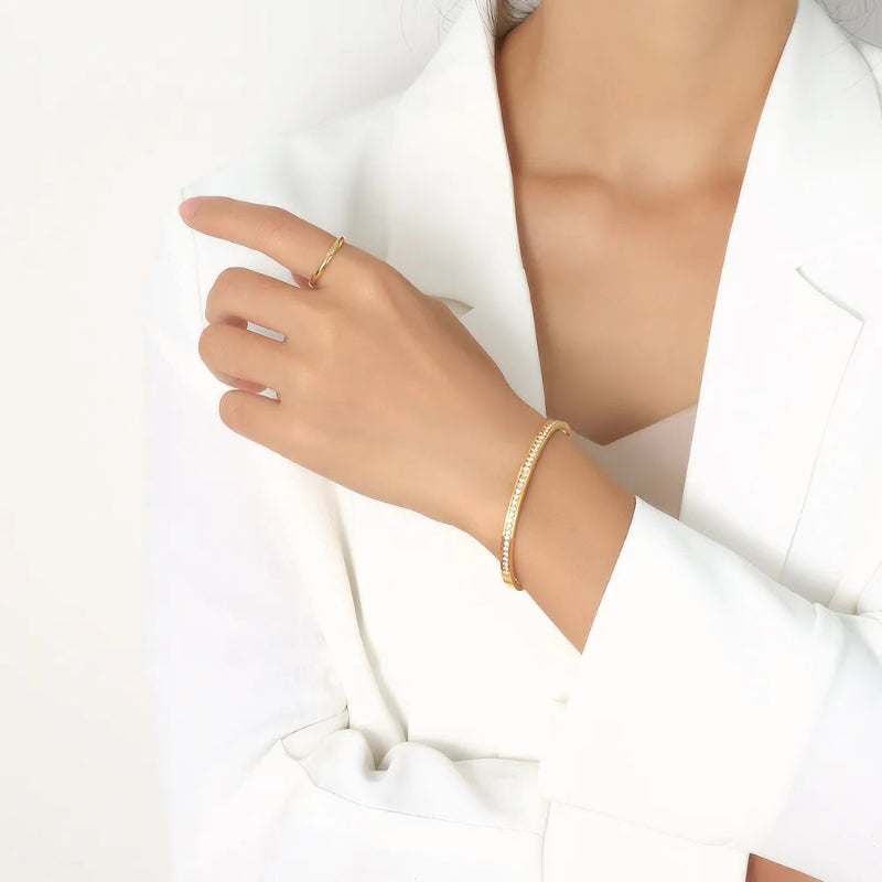 Stapelbare Armreifen mit Strasssteinen