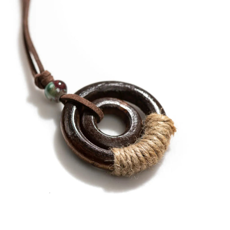 Handgefertigte Halskette mit rundem Holzanhänger im Boho-Stil