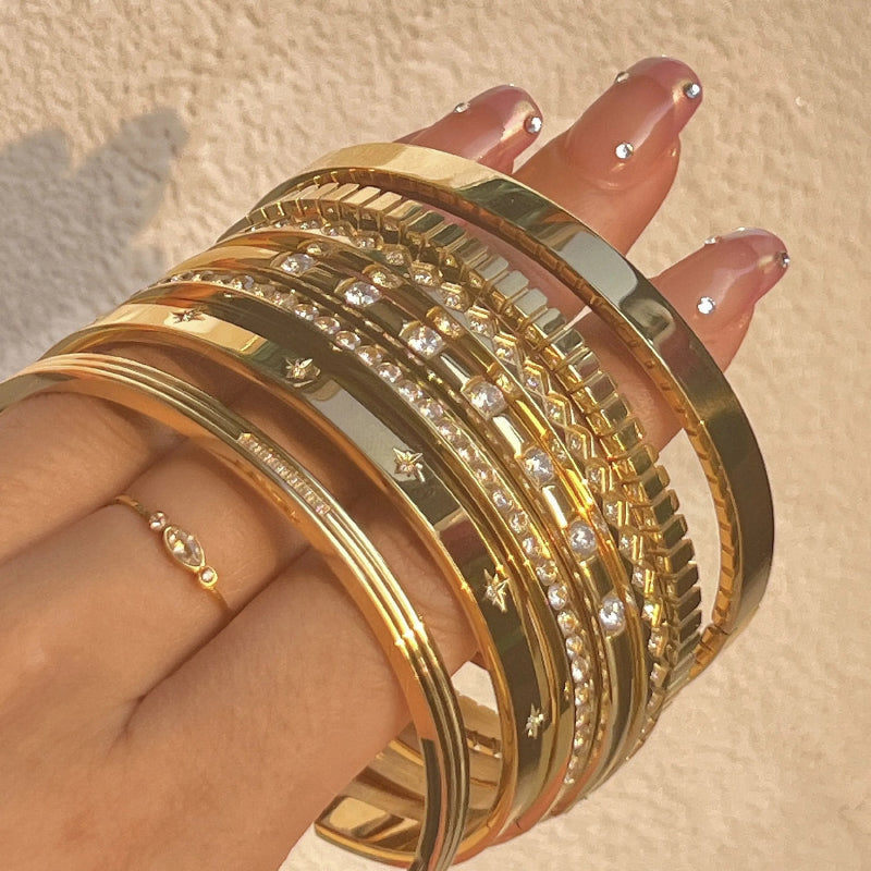 Stapelbare Armreifen mit Strasssteinen