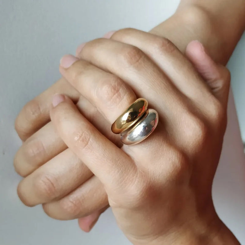 Glänzende Bogenringe aus Edelstahl für Damen