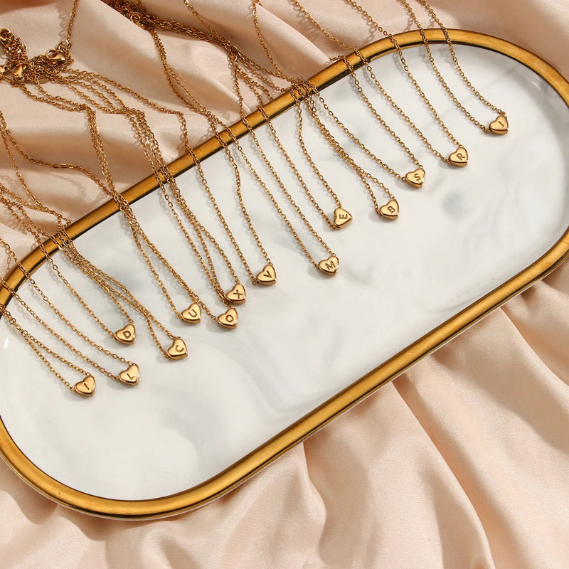 Minimalistische, personalisierte Halskette mit Herzanhänger und Buchstaben-Initialen