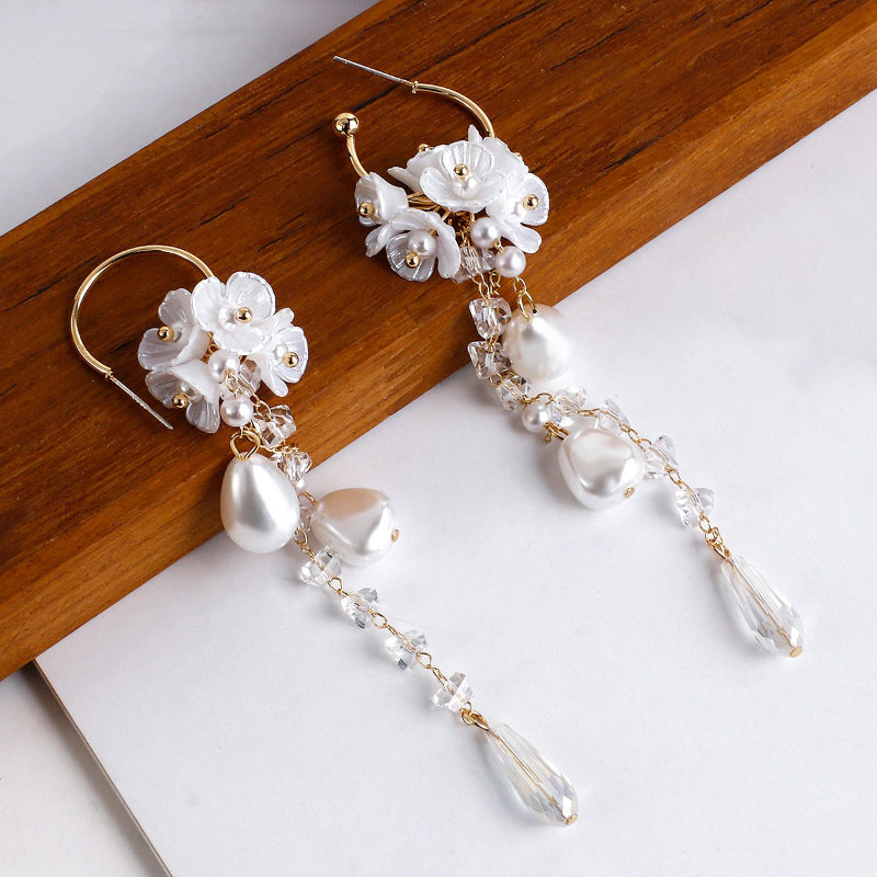 Von der Natur inspirierte elegante lange Tropfenohrringe mit Blumen und Perlen